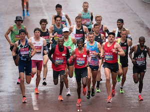 Ollie running in the 2020 London Marathon alongside the elite field of runners including Sir Mo Farah